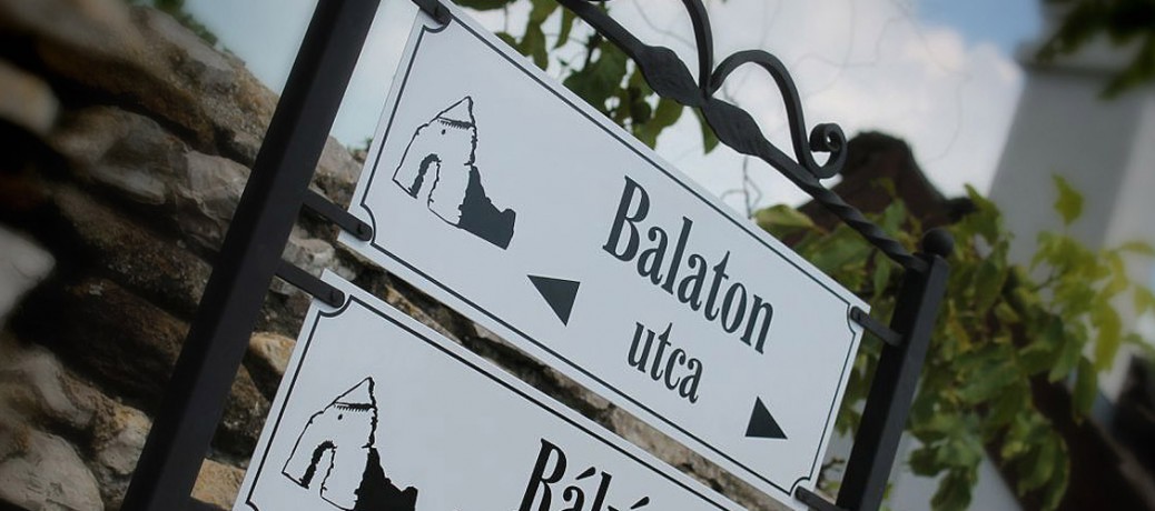 A táblák különlegessé válhatnak egy kovácsoltvas kerettől Aszófőn, a Balaton mellett…